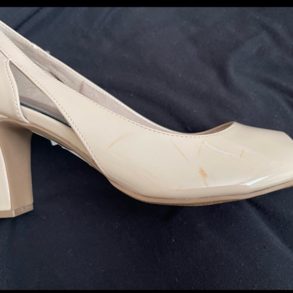 Life Stride NWOT Peep Toe Pattent Leather shoes Size 10 - Picture 2 of 2